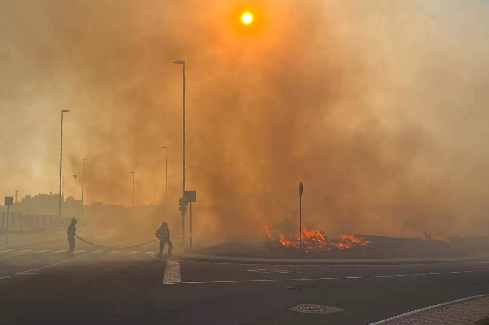 Incendio alle porte di Cagliari tra viale Monastir e via Ticca