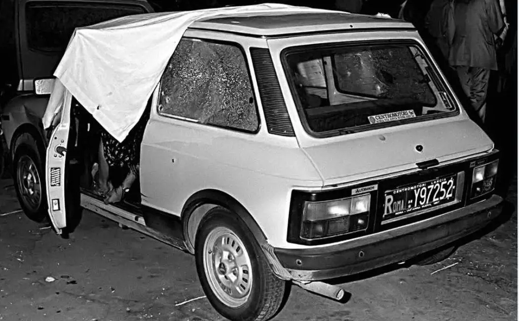 L'auto bersagliata dai colpi