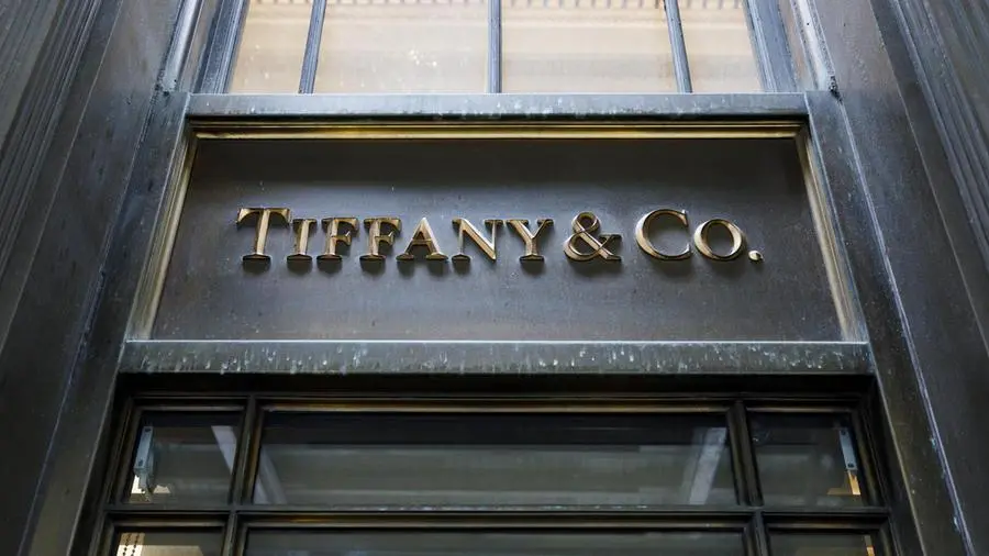 L'insegna del negozio di Tiffany sulla Fifth Avenue a Manhattan (foto Ansa/Archivio US)
