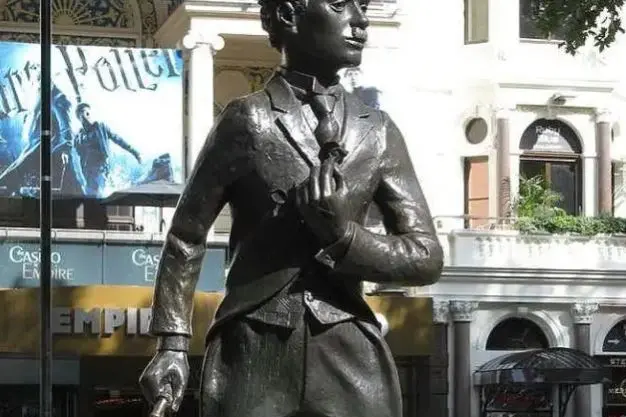 Statua di Charlot a Londra, dove Chaplin era nato nel 1889