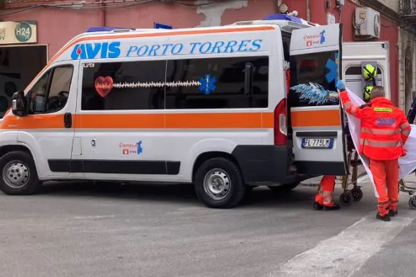 Ambulanza in soccorso dell'anziano (foto Pala)