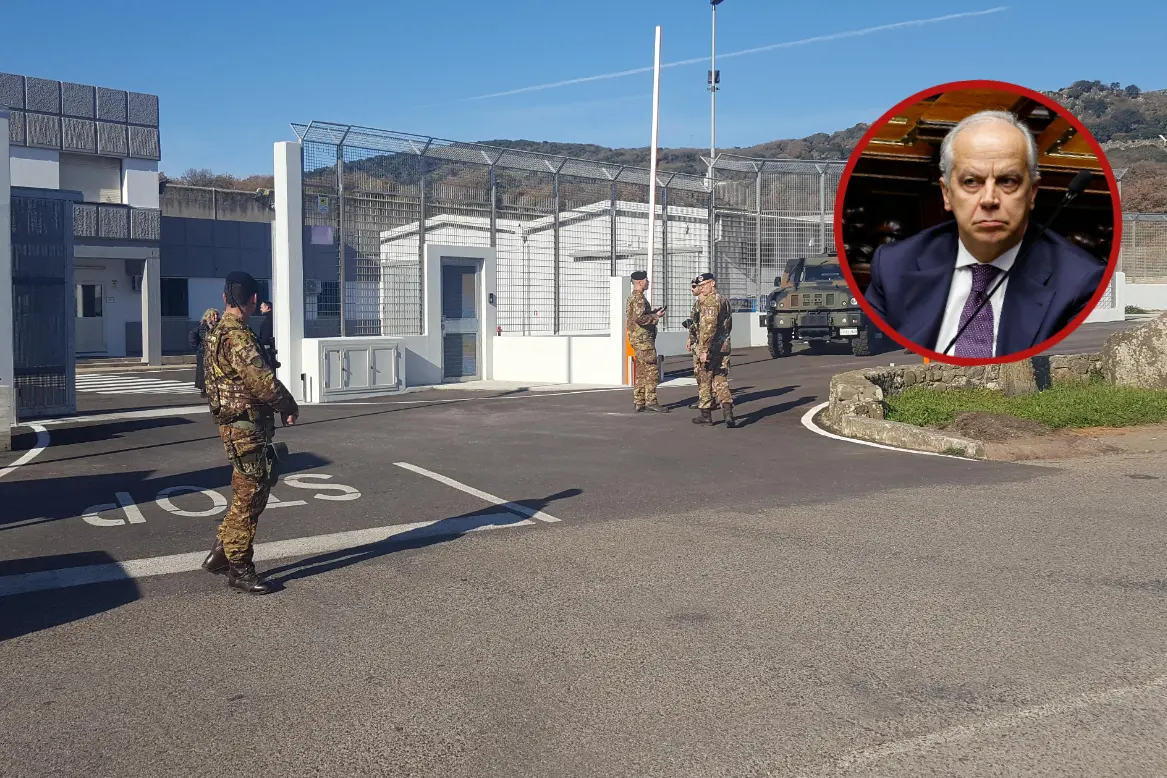 Sullo sfondo il Cpr di Macomer e nel cerchio il ministro dell'Interno Matteo Piantedosi
