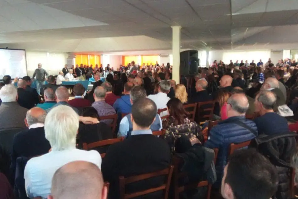L'affollata assemblea "Mai più divisi"