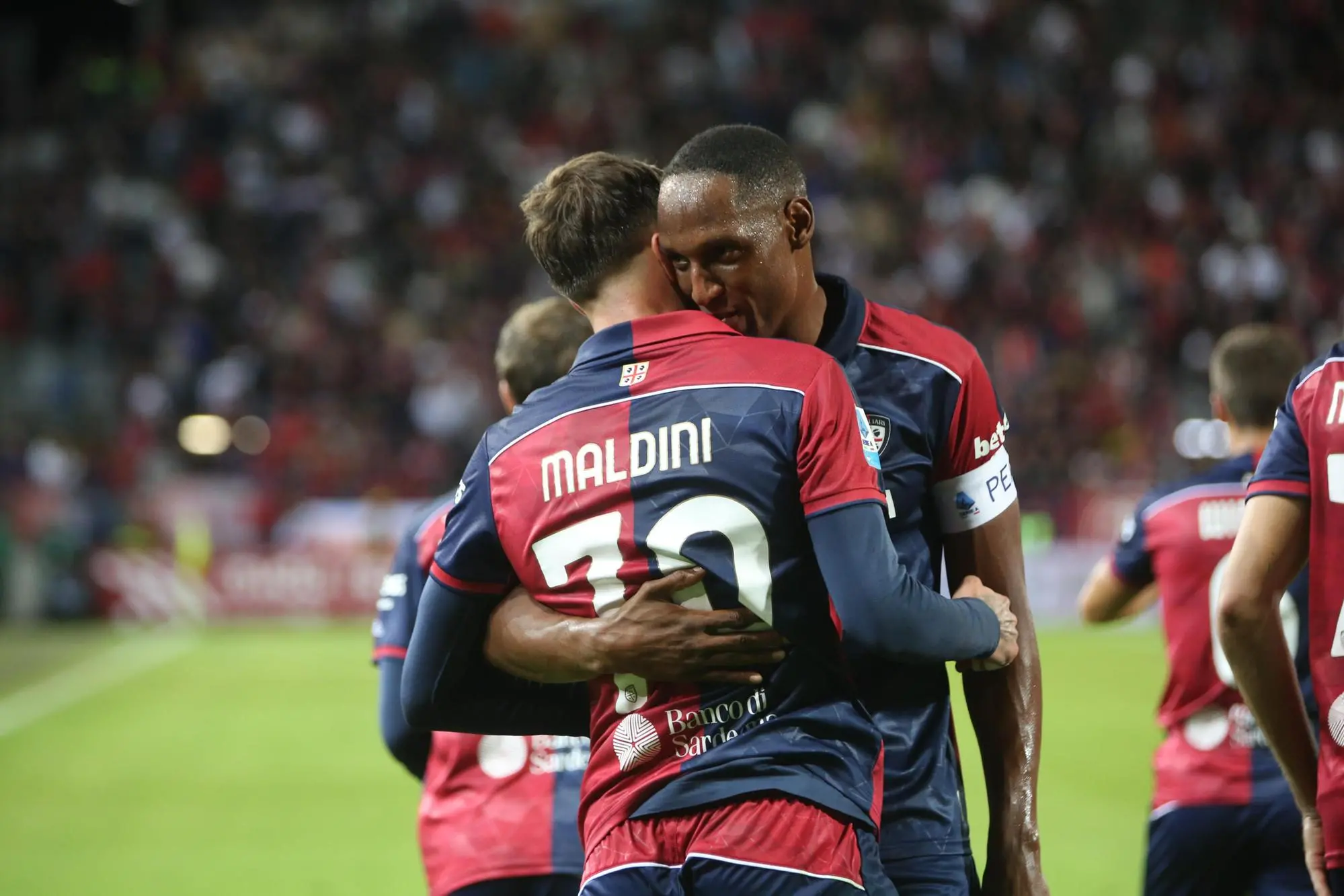 Daniel Maldini e Yerry Mina esultano dopo il gol dell'1-0 di Cagliari-Juventus (foto Ansa)