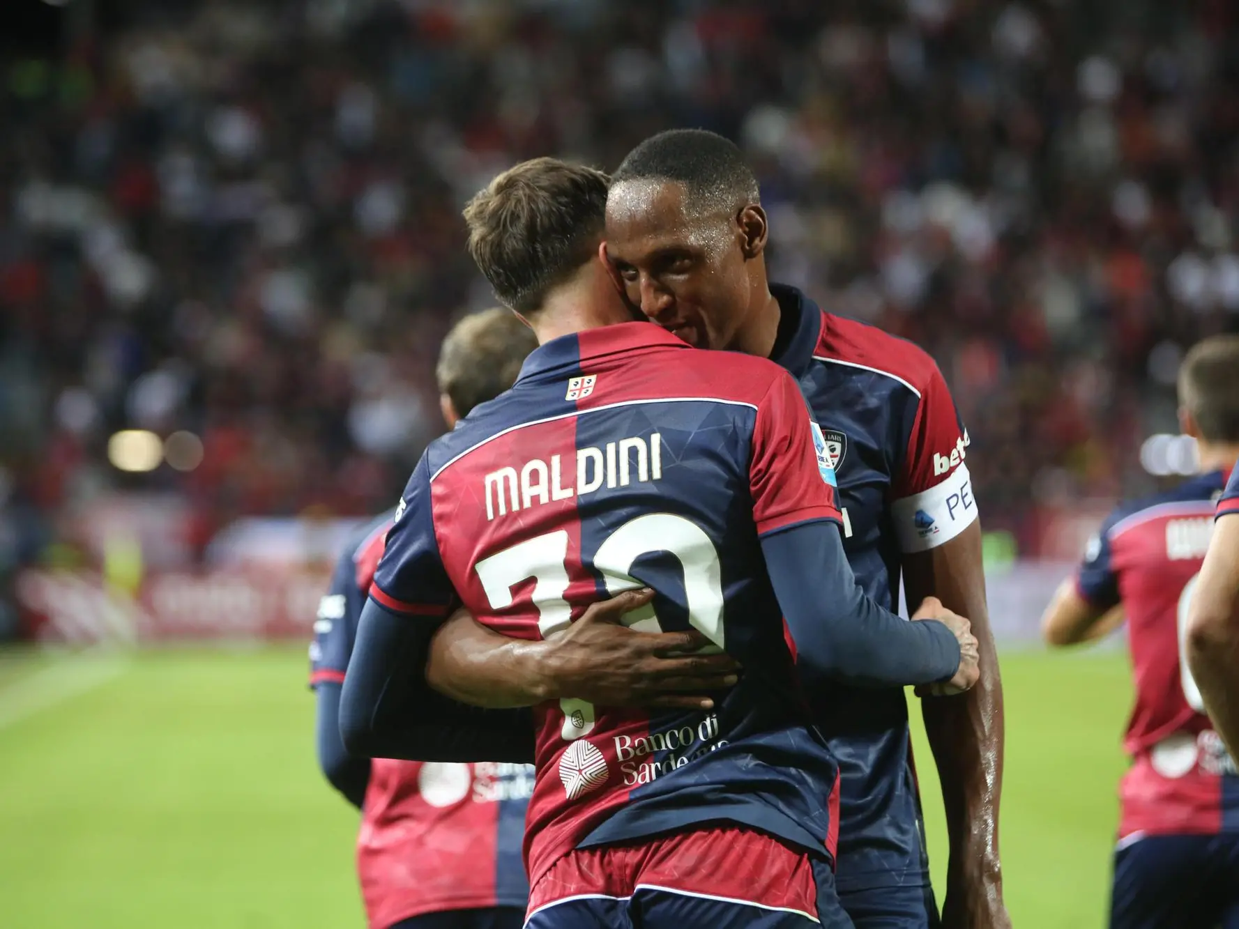Daniel Maldini e Yerry Mina esultano dopo il gol dell'1-0 di Cagliari-Juventus (foto Ansa)