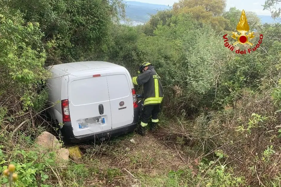 Il furgone in mezzo alla vegetazione (foto vigili fuoco)