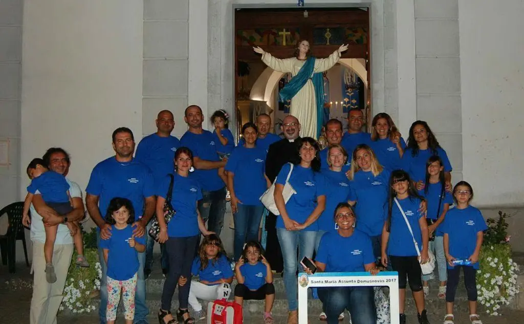 Il comitato dei quarantenni della scorsa edizione con il parroco don Lilliu