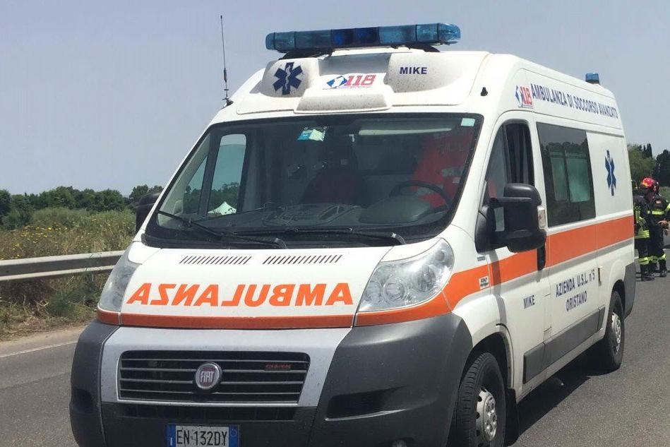 L'ambulanza del 118 (foto L'Unione Sarda - Sanna)