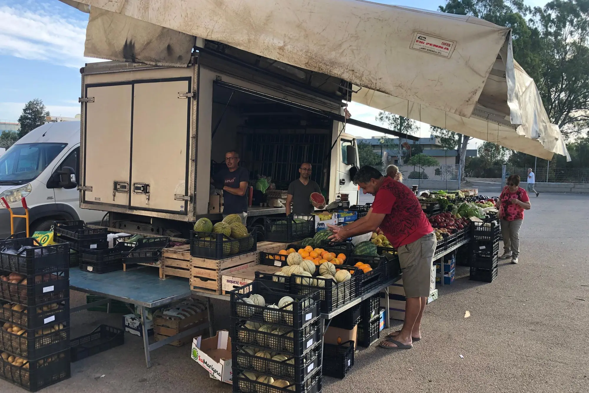 Ambulanti al mercato di Sarroch (foto Murgana)