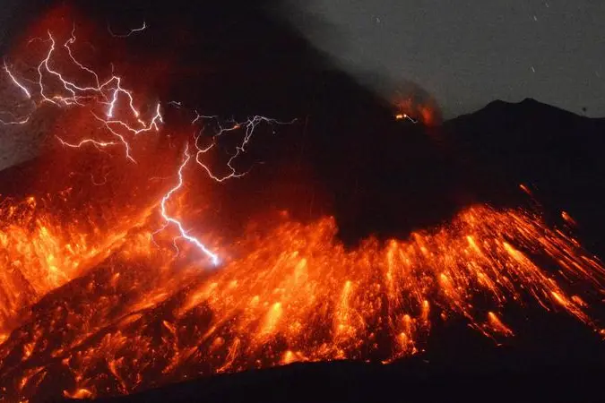 L'eruzione di un vulcano (Ansa)