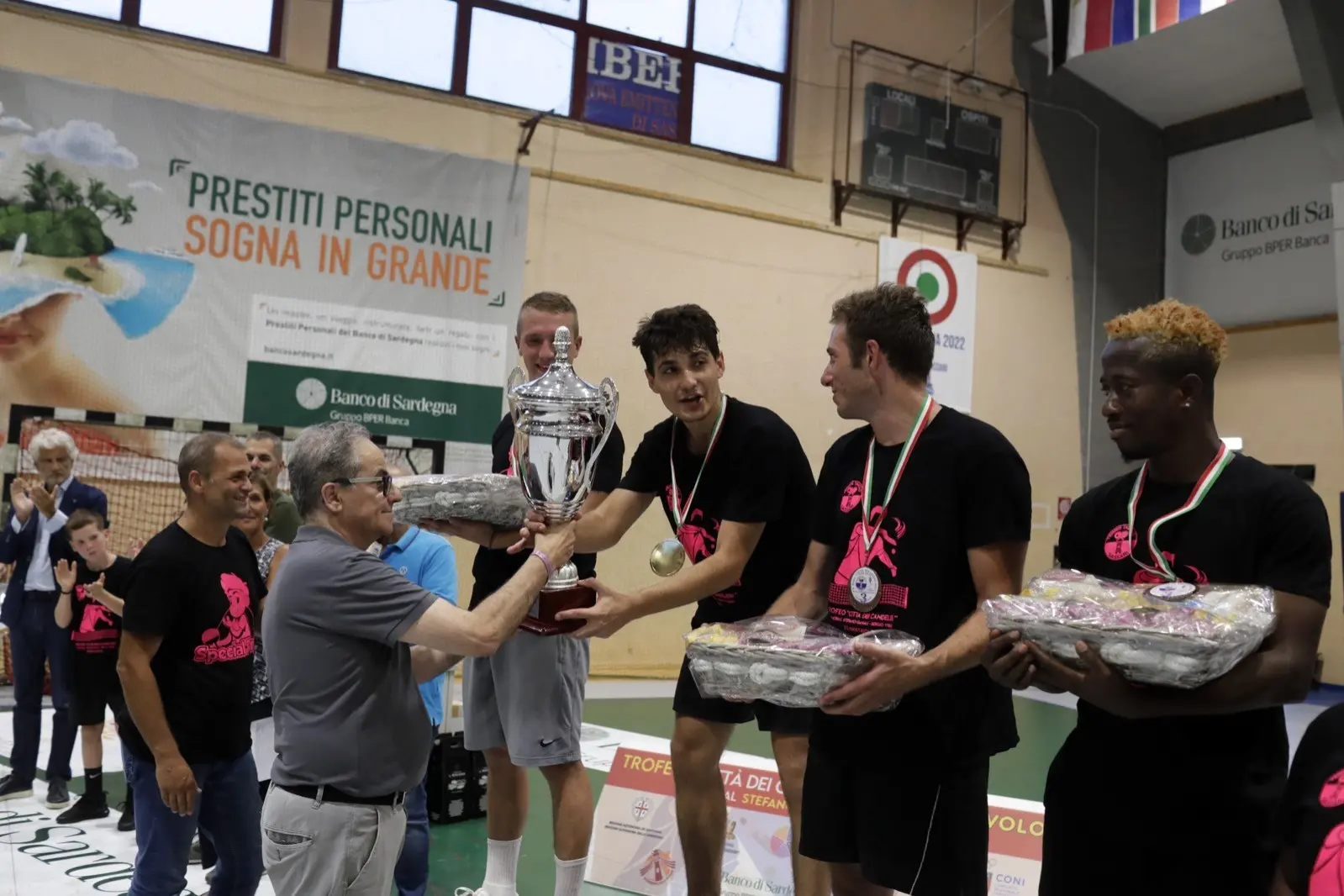 Marco Antonio Cappuccio, vincitore del Trofeo Città dei Candelieri, riceve la Coppa dalle mani del Presidente Federale Di Napoli (foto Tennistavolo Sassari)