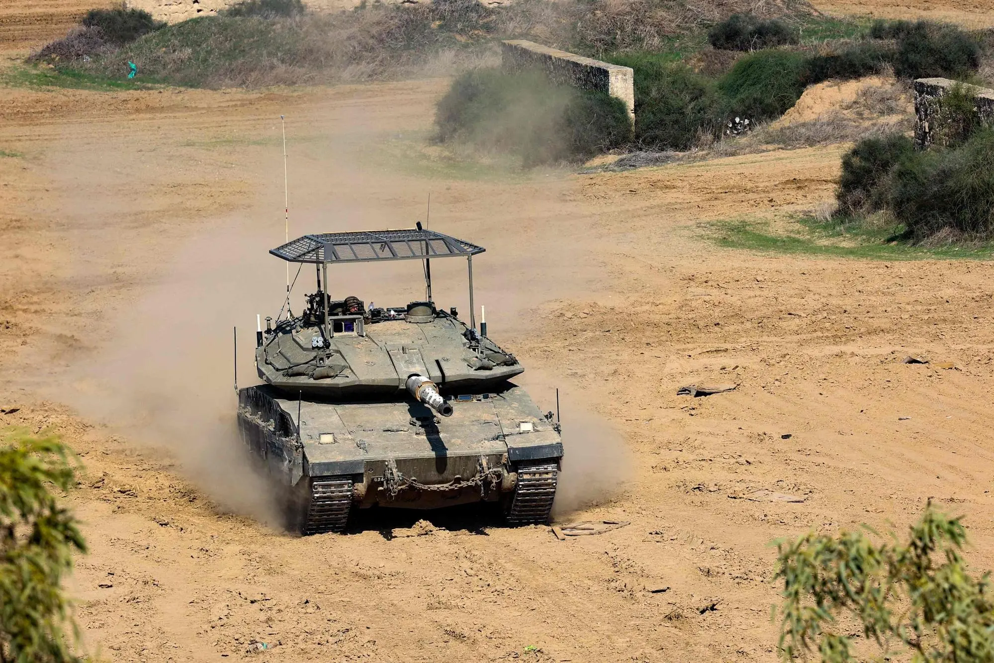 Un tank israeliano a Gaza (Ansa - Afp)