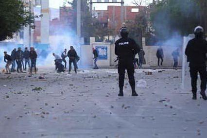 Reporter si dà fuoco, la Tunisia torna in piazza