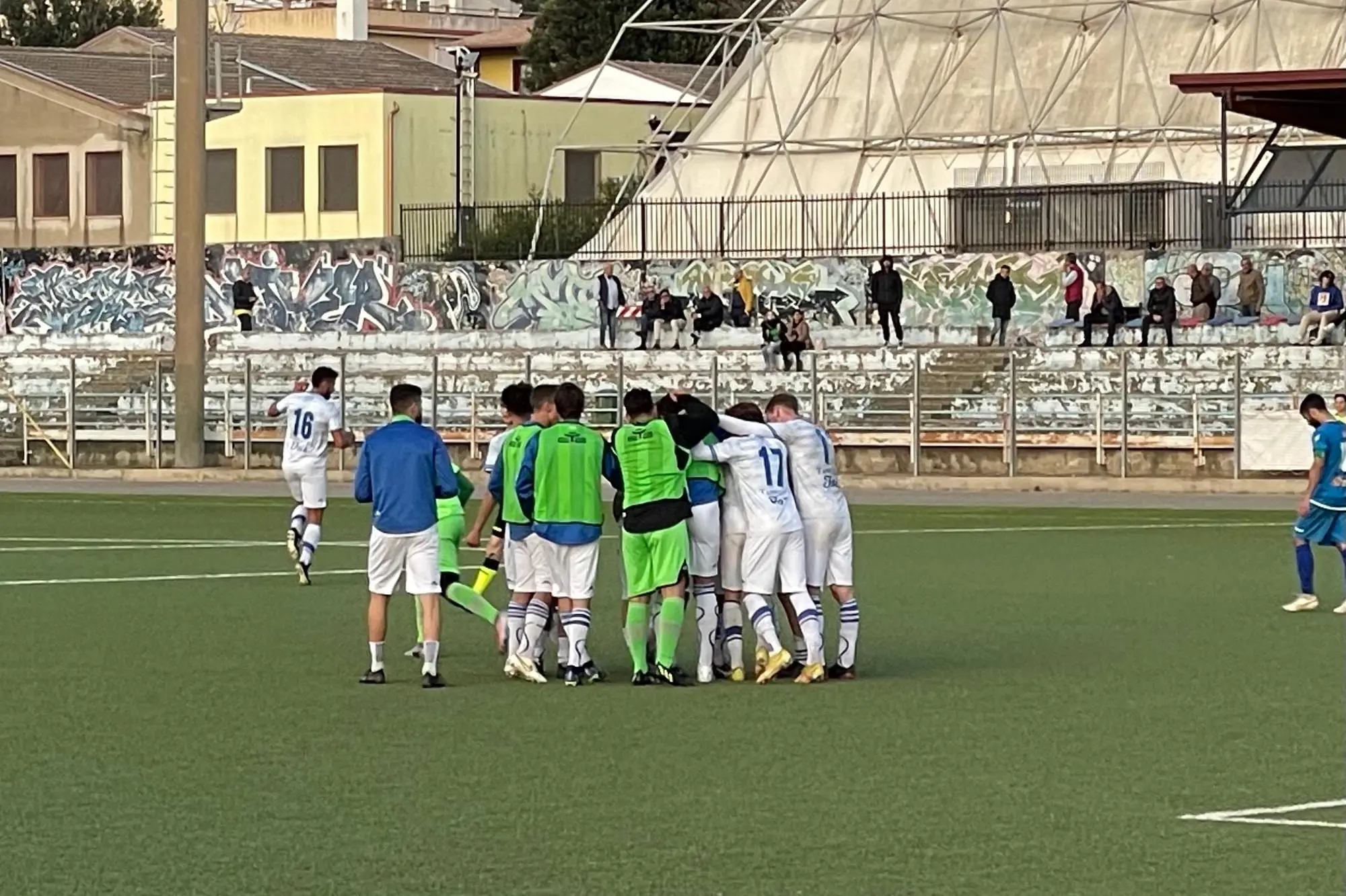 Un'esultanza del Budoni durante l'ultimo campionato di Eccellenza chiuso al secondo posto (foto Spignesi)
