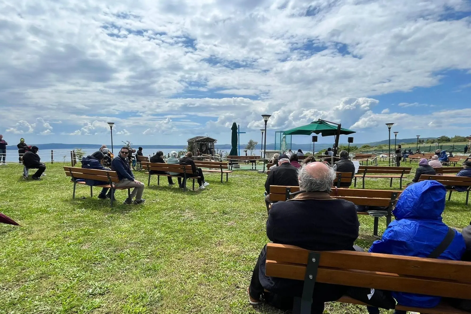 I seguaci della "Madonna di Trevignano" (Ansa)