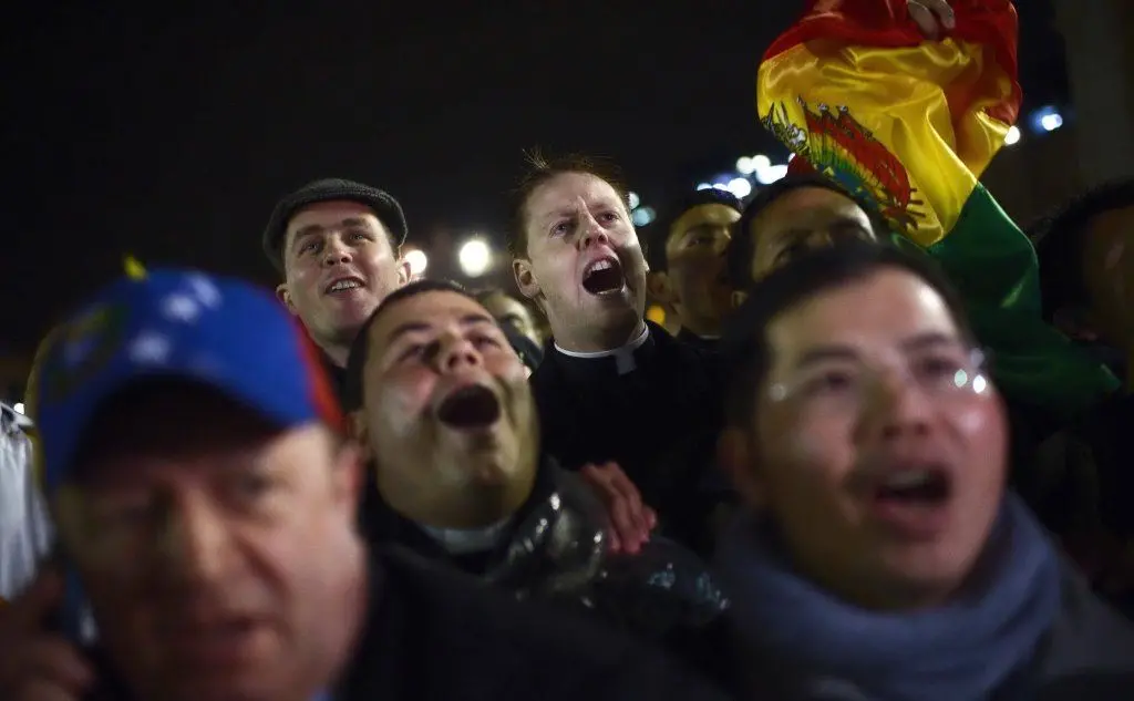La folla di fedeli in piazza