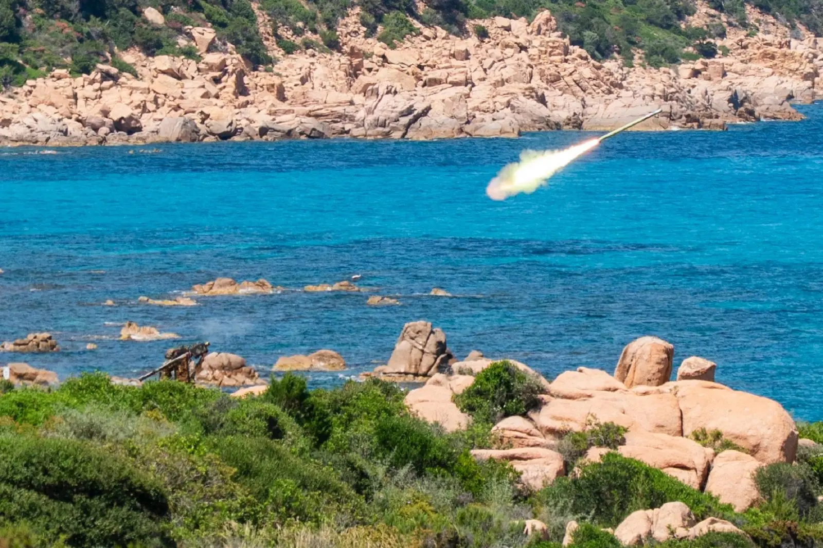 Un missile lanciato durante l’esercitazione militare in Sardegna (Archivio)