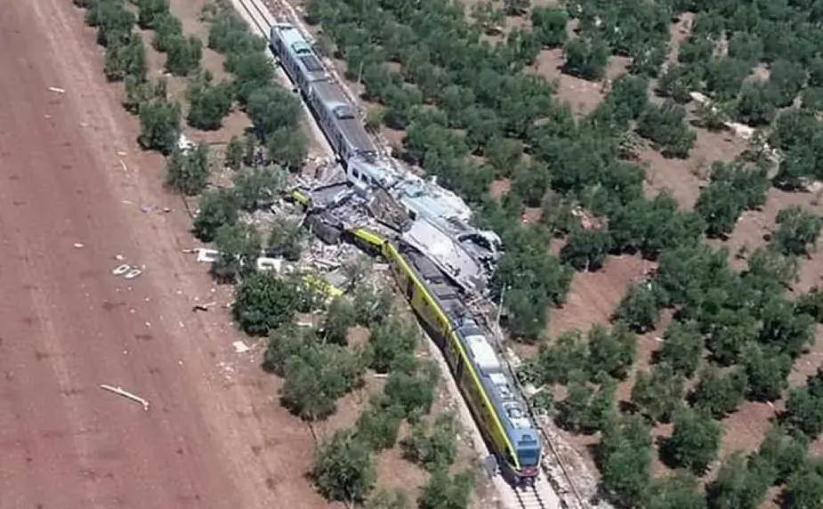 Due treni della società Ferrotramviaria si scontrano lungo la ferrovia Bari-Barletta