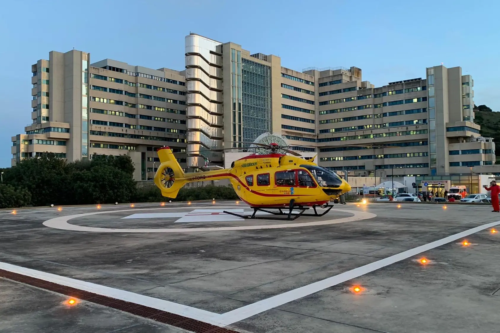 Echo Lima 3 sull'elisuperficie dell'ospedale Brotzu di Cagliari