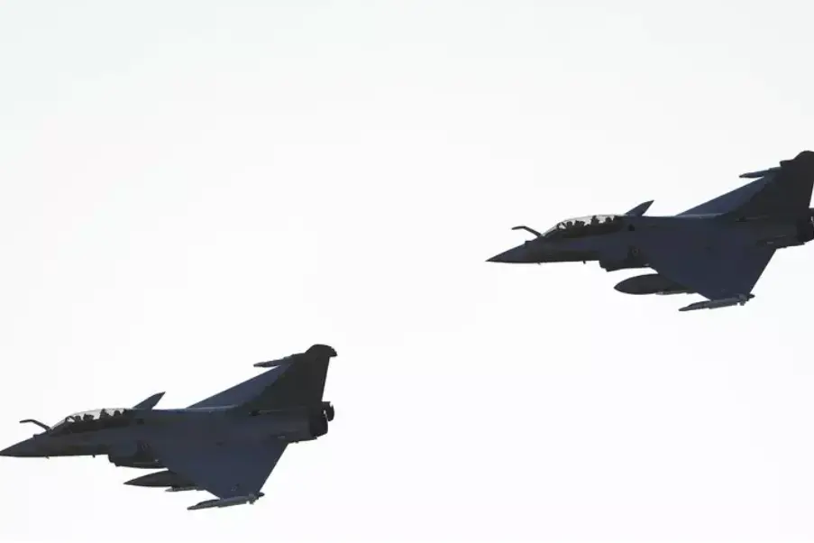 Caccia in volo (foto Ansa/Epa)