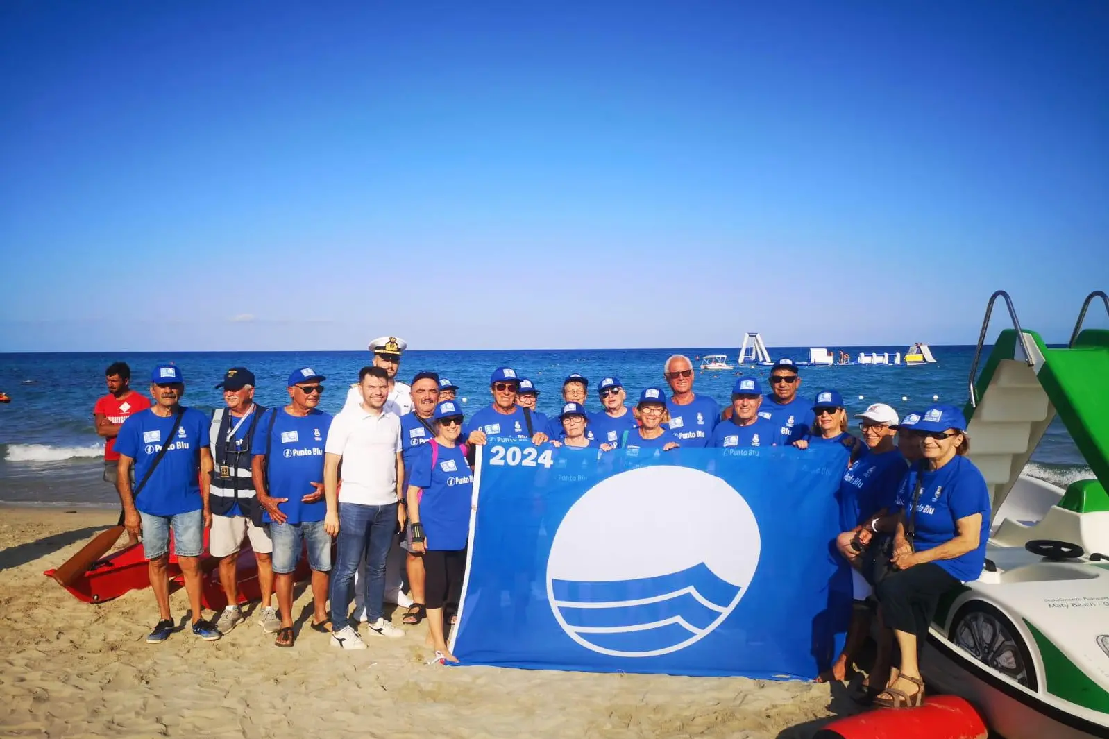 Le varie delegazioni sulla spiaggia di Orrì (foto concessa)