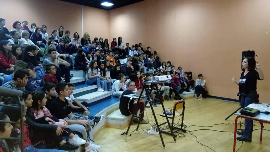 Una conferenza sulla violenza di genere in una scuola (foto Voltalacarta)