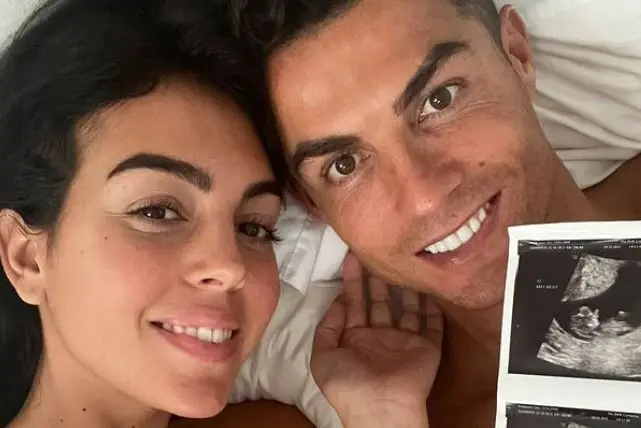 Cristiano Ronaldo e Georgina Rodriguez mostrano l'ecografia (foto Instagram)