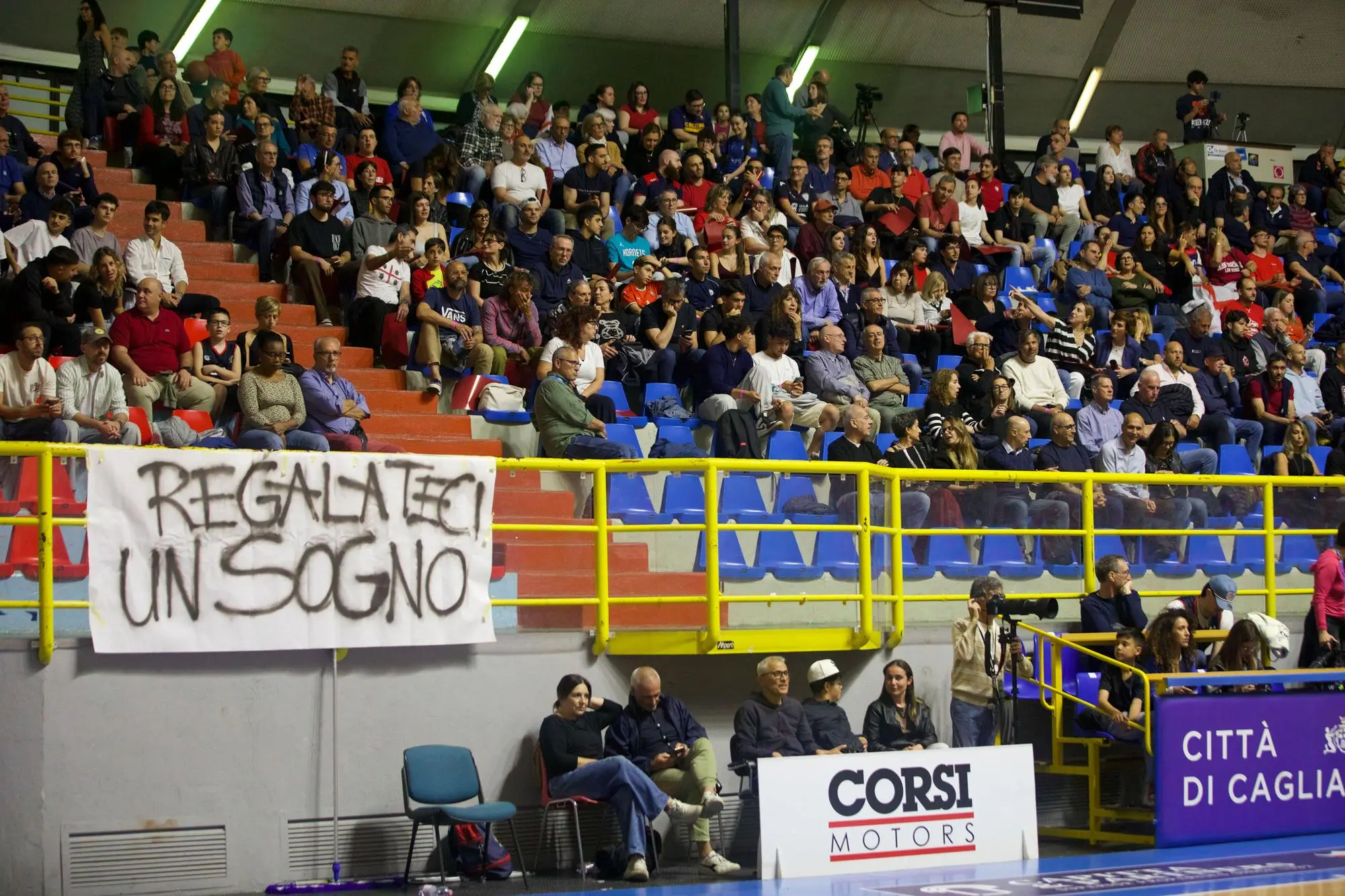 B Interregionale, ecco il calendario: l'Esperia debutta a Casale, Sennori ospita Borgomanero Il pubblico del PalaPirastu durante una gara dell'Esperia