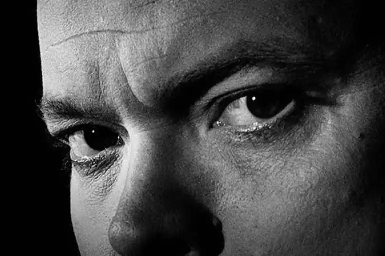 Il regista e attore Orson Welles (frame dal trailer del documentario)