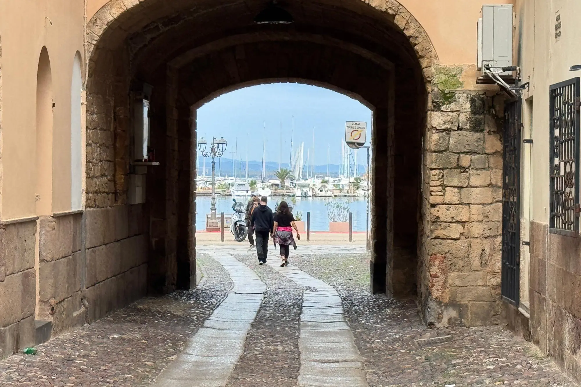L'acciottolato del centro storico di Alghero (foto Fiori)