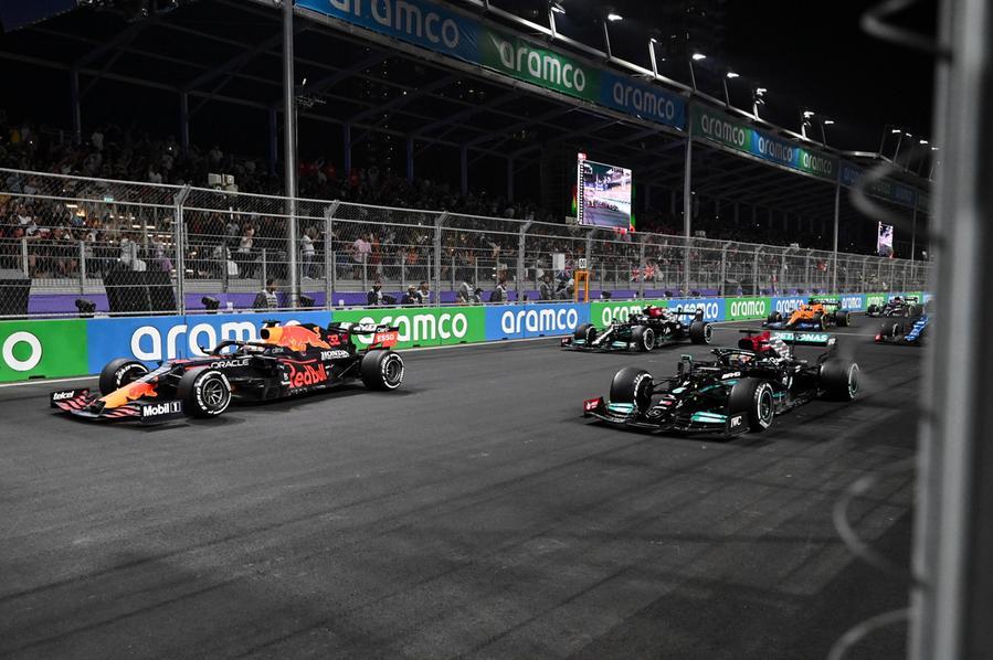 Scintille in Arabia tra Hamilton e Verstappen: vince il britannico, i due rivali a pari punti a una gara dalla fine