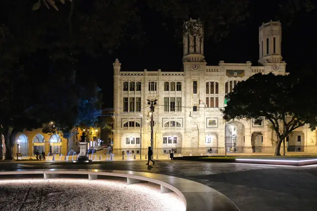 Piazza Matteotti a Cagliari dopo la ristrutturazione (foto Giuseppe Ungari)