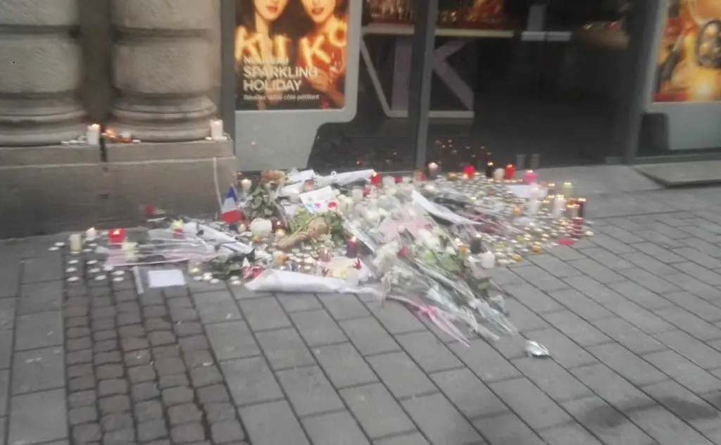 Ancora fiori e lumini nel punto in cui è morta una delle tre persone vittime dell'attentatore