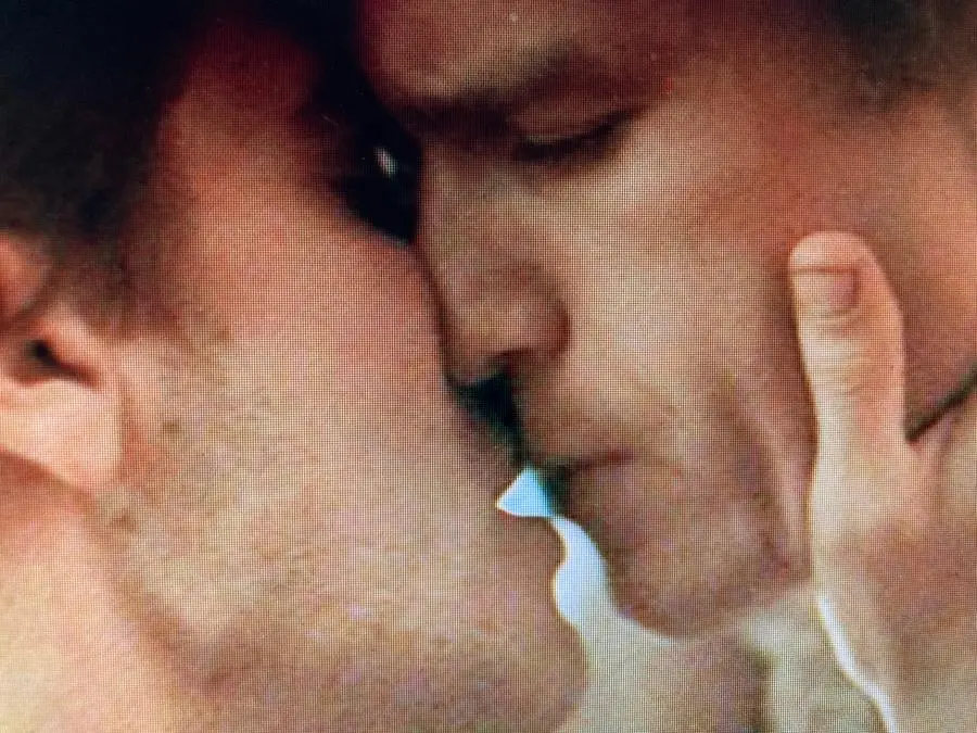 Il bacio tra Ennis Del Mar (Heath Ledger) e Jack Twist (Jake Gyllenhaal) in Brokeback Mountain