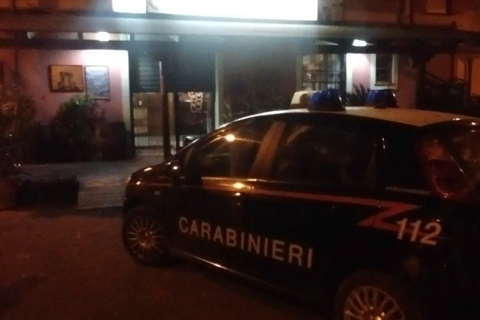 I carabinieri davanti al bar rapinato