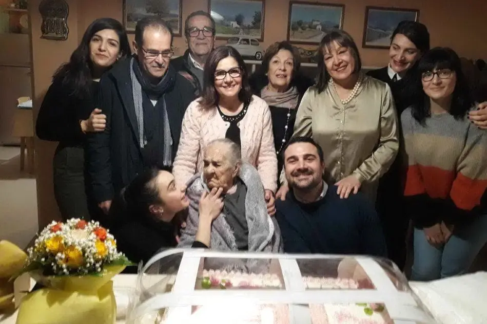La centenaria con la famiglia (foto L'Unione Sarda - Scano)