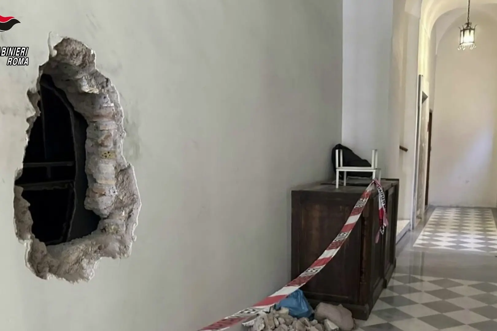 Il buco nel muro (foto carabinieri)