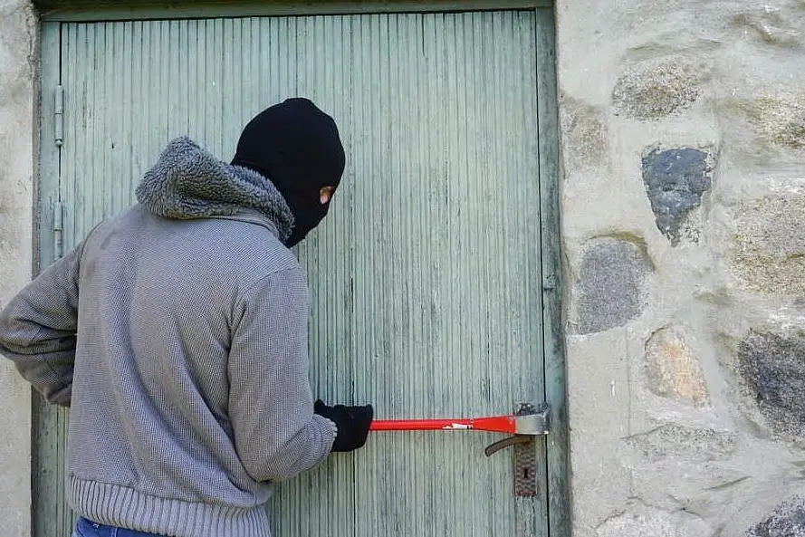 Un ladro in azione