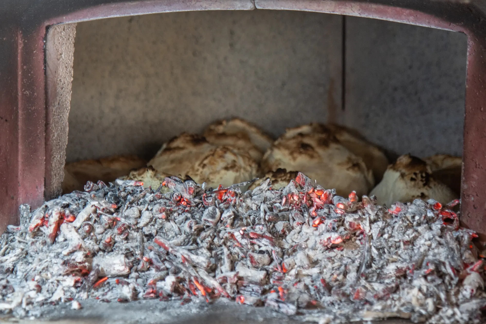 Il pane tradizionale di Villaurbana 2023 in forno (foto di Virgilio Alfano)