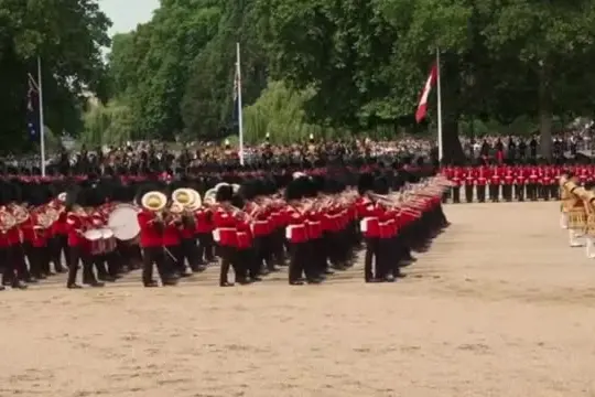 Carlo III celebra il compleanno con il Trooping the Colour