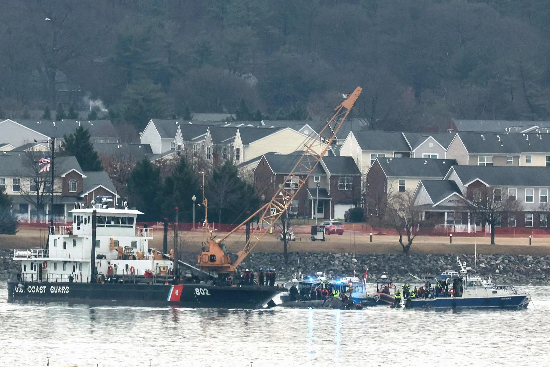 I soccorsi nella zona dove è avvenuto il disastro aereo a Washington (foto Ansa)