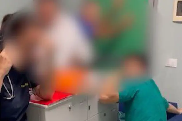 Il frame di un video dell'aggressione a Foggia dopo la morte di una giovane