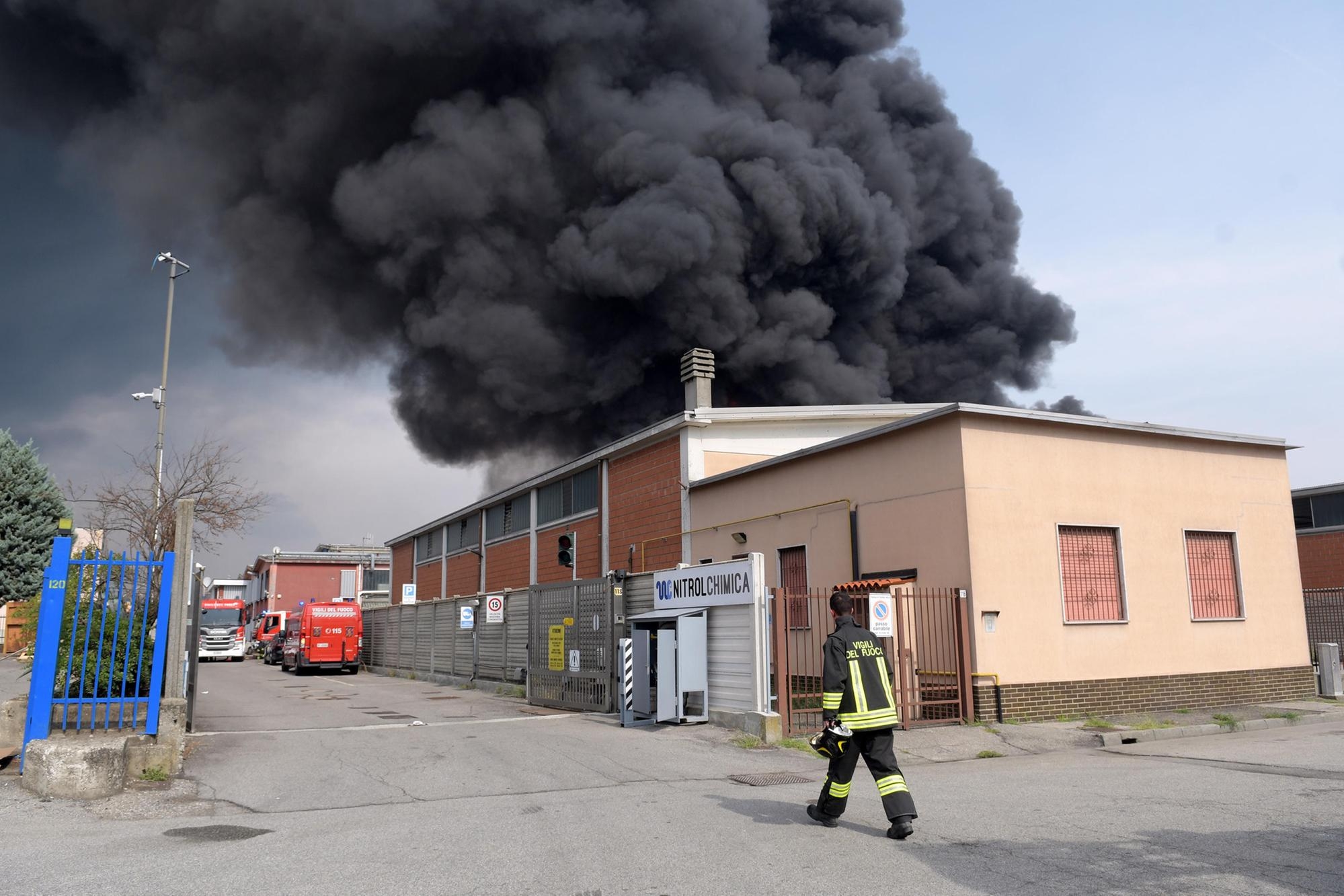 Vigili del fuoco al lavoro per spegnere un incendio con esplosione scoppiato in una ditta chimica a San Giuliano Milanese, 07 Settembre 2022. ANSA/ANDREA CANALI