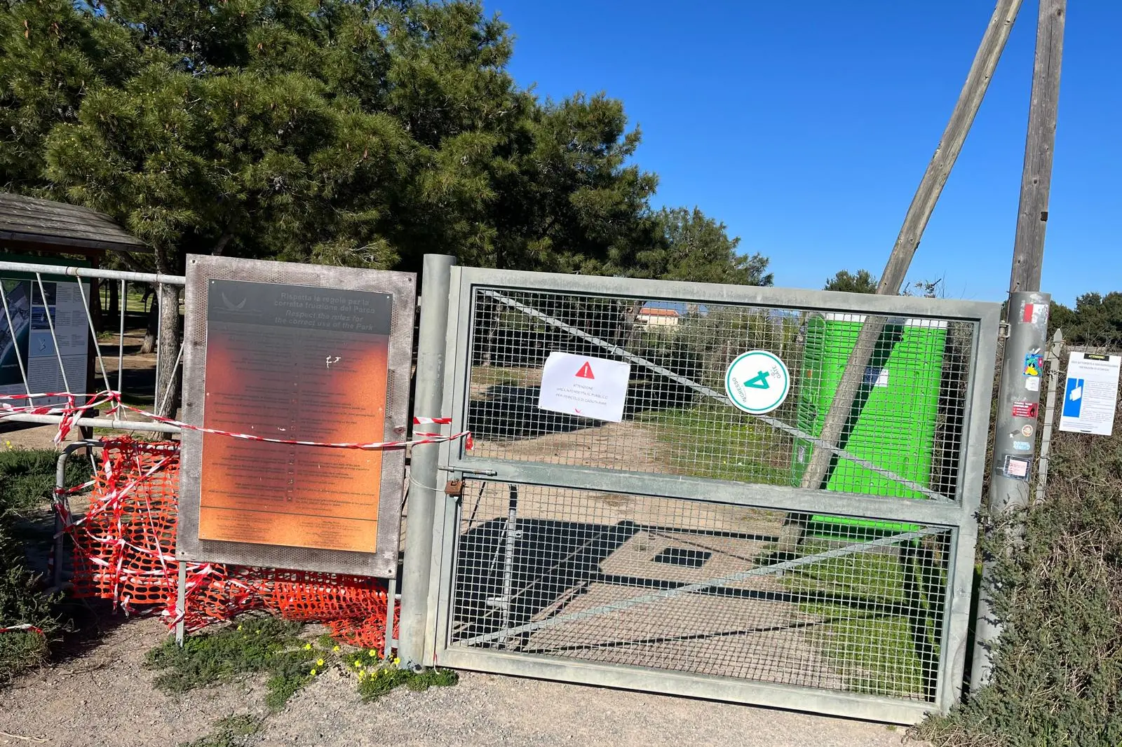 L'ingresso principale dell'oasi verde, all'interno del parco di Molentargius, sbarrato