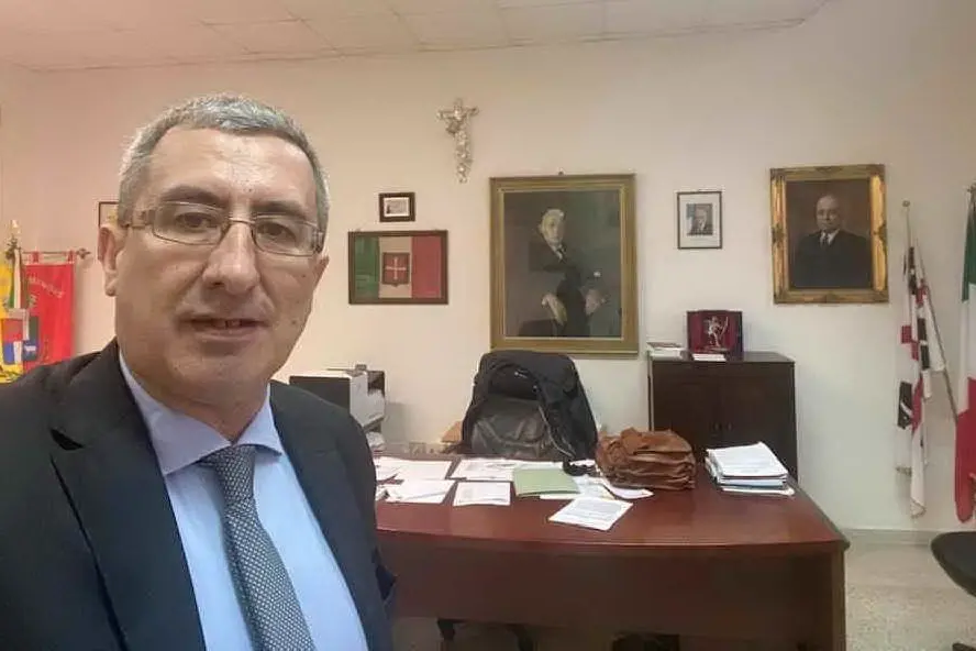 Oppus, il suo selfie in Comune dopo la rielezione a sindaco di Mandas