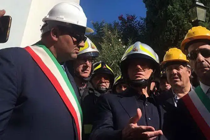 Silvio Berlusconi in visita nella zona rossa di Casamicciola Terme, a Ischia
