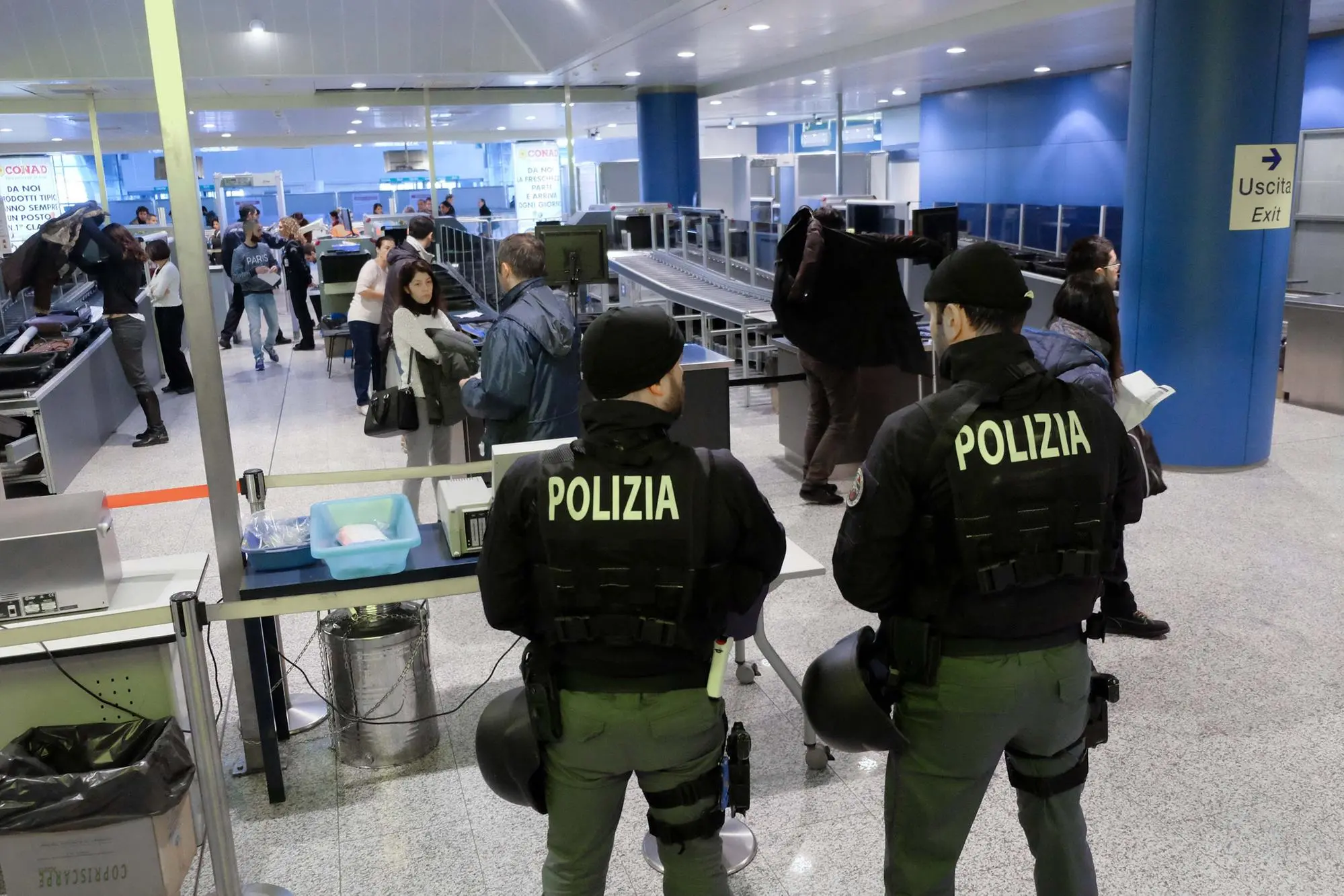 Polizia a Elmas (Foto Ungari)