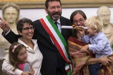 Una coppia omosessuale col sindaco di Roma Ignazio Marino dopo la trascrizione del matrimonio