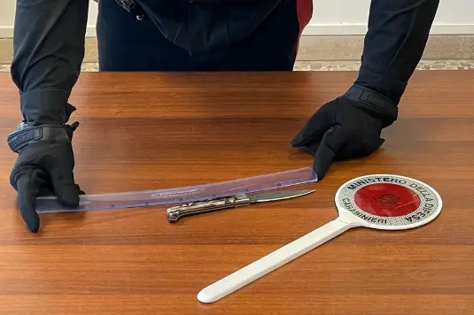 Il coltello sequestrato dai carabinieri