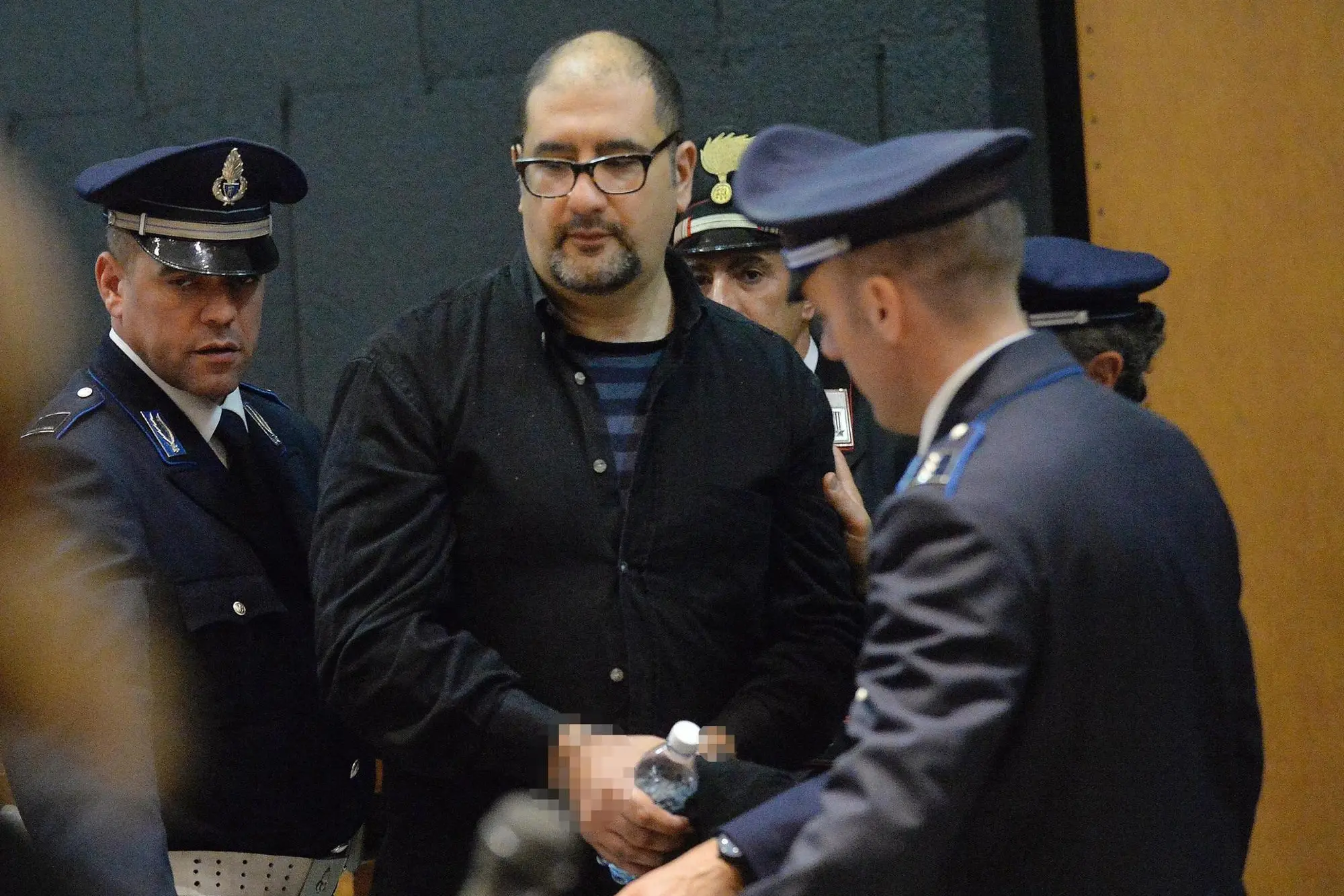 Alfredo Cospito durante il processo per il ferimento dell'ad di Ansaldo Nucleare, Genova, 30 ottobre 2013. ANSA/LUCA ZENNARO